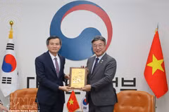 Le secrétaire du Comité central du Parti, Doan Minh Huan (gauche), remet un cadeau au de l’Intérieur et de la Sécurité, Yoon Ho Jung. Photo : VNA. 