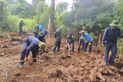 Lors des opérations de recherche et de rassemblement des restes de martyrs dans le village de Bi, commune de Ia Dom, province de Gia Lai. Photo : Huy Bac/NDEL