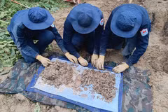 L'équipe K93 du Commandement militaire de la province d'An Giang mène à bien sa mission de recherche et de regroupement de restes de soldats morts au combat au Cambodge. Photo : Phuong Vu/NDEL.