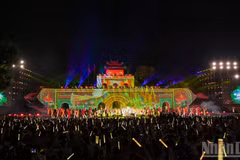 Lors de la cérémonie de clôture du 2e Festival des cultures du monde de Hanoï en 2026. Photo : NDEL.