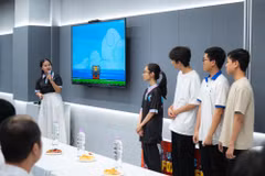 Des étudiants présentent leur projet de développement de jeu. Photo : Code Tour. 