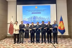Le secrétaire général de l'ASEAN, Kao Kim Hourn (4e à gauche), avec les ambassadeurs de l'ASEAN au Qatar. Photo : Ambassade du Vietnam au Qatar.