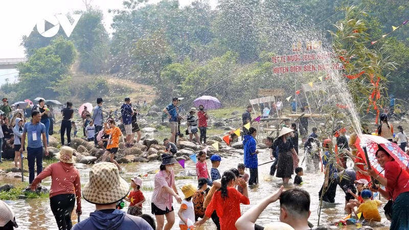 La fête est l’occasion pour les gens de prier pour la pluie, de bonnes récoltes, de belles choses dans la vie, oublier la malchance de l’année précédente et accueillir une nouvelle année bénéfique. Photo: VOV. La fête est l’occasion pour les gens de prier pour la pluie, de bonnes récoltes, de belles choses dans la vie, oublier la malchance de l’année précédente et accueillir une nouvelle année bénéfique. Photo: VOV.