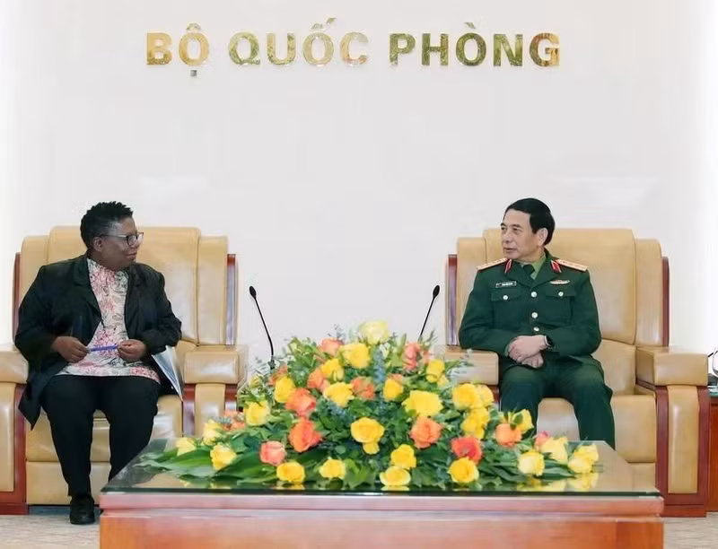 Le ministre vietnamien de la Défense, Phan Van Giang (à droite), reçoit la secrétaire générale par intérim sud-africaine à la Défense, Thobekile Gamede, le 25 février à Hanoï. Photo : VNA. 