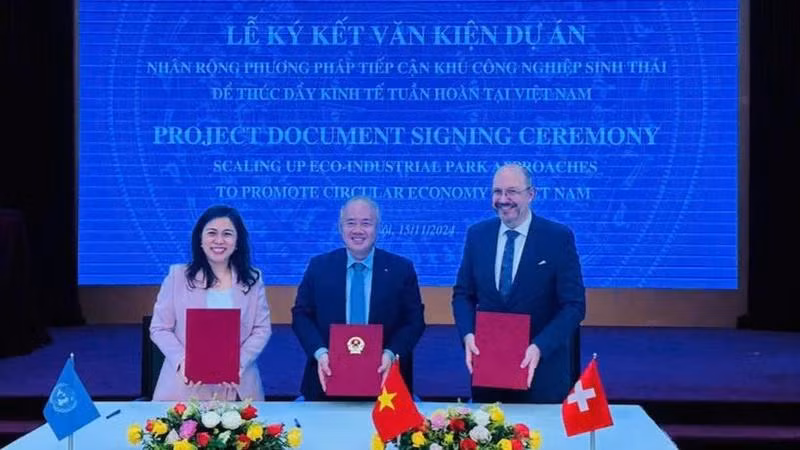 Cérémonie de signature du document de coopération dans la mise en œuvre du projet « Multiplier le modèle de parc éco-industriel, une approche efficace pour promouvoir l’économie circulaire au Vietnam », le 15 novembre à Hanoï. Photo: NDEL.