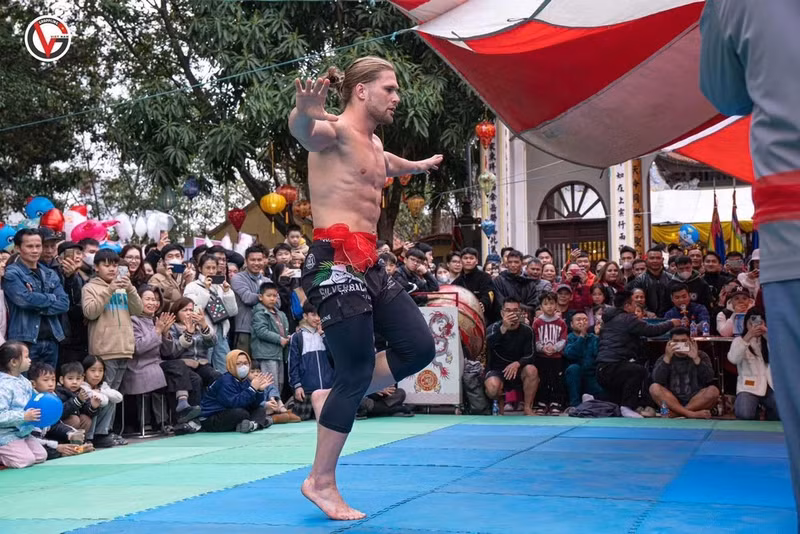 Avec une hauteur de 1 m 80, un corps musclé, des cheveux longs soigneusement attachés et une barbichette, le lutteur professionnel de Biélorusse, Zakhar Dzmitrychenka, 29 ans, est comparé à « Thor », le dieu du tonnerre dans la mythologie nordique. Photo : Grappling Vietnam.