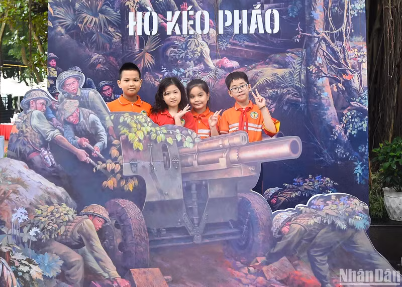 L’espace sur le thème « Hò kéo pháo » (Chant de halage des canons), une chanson célèbre rédigée par le compositeur Hoang Van dans les tranchés de Diên Biên Phu, suscite la curiosité de nombreux élèves. Photo: NDEL.