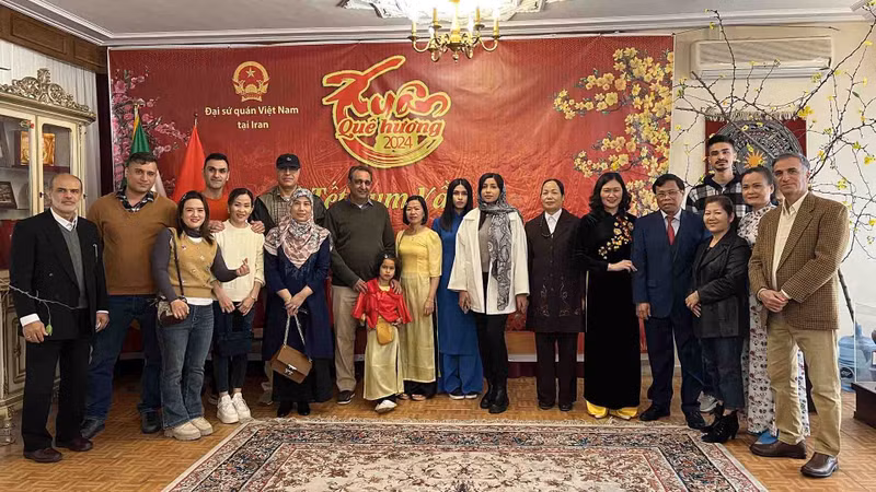 Le programme « Printemps au pays natal — Têt de retrouvailles 2024 » attire la participation de nombreux Vietnamiens résidant en Iran, des diplomates étrangers et des Iraniens. Photo : baoquocte.vn.
