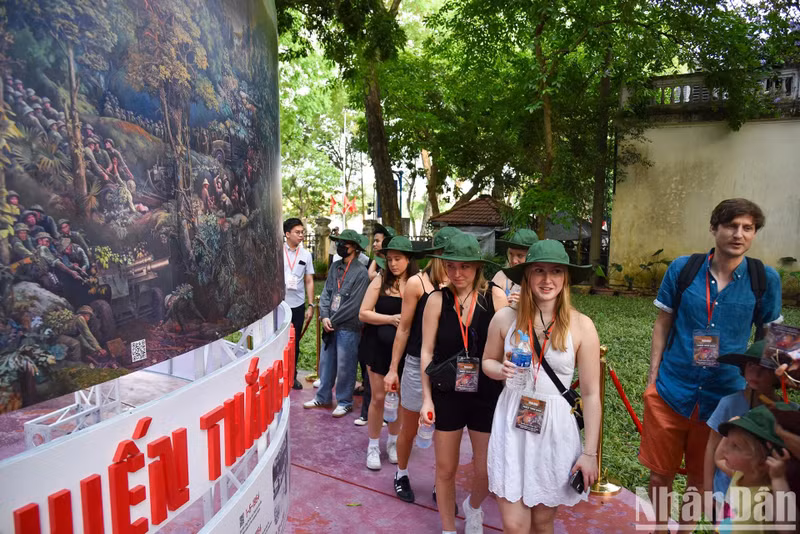 L'exposition attire l'attention d'un grand nombre de visiteurs, dont les étrangers, dès son premier jour d'ouverture. Elle revêt une signification particulièrement importante dans la diffusion des valeurs culturelles et historiques, permettant aux gens, en particulier aux jeunes générations, d’aborder l'histoire d'une manière plus intéressante et nouvelle. Photo: NDEL.
