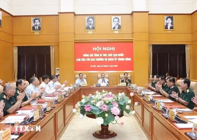 Séance de travail entre le secrétaire général du Parti et président vietnamien, To Lam, et la permanence de la Commission militaire centrale. Photo : VNA.