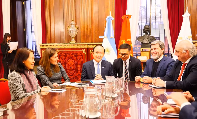 Vue générale de la séance de travail entre la délégation de Hanoï et le conseil et l'administration de Buenos Aires, le 12 août dans la capitale argentine. Photo: VNA.