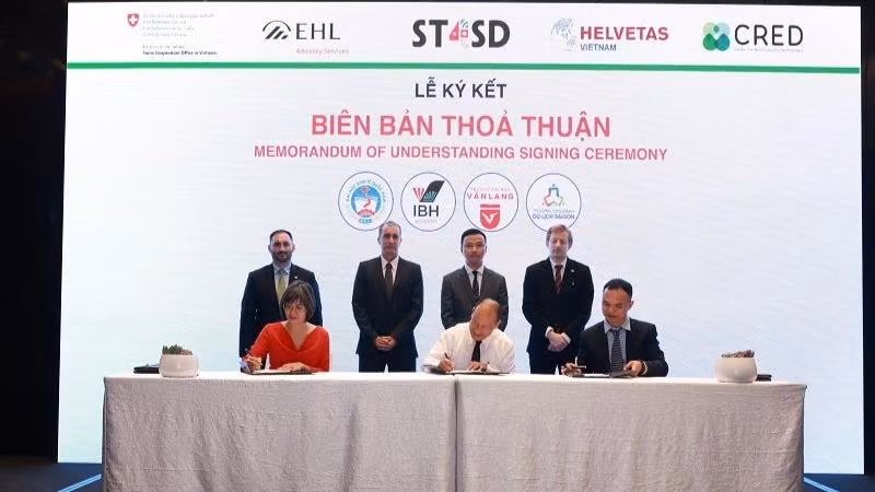 Signature des mémorandums d'accord entre les unités participant au programme de formation Swiss EHT. Photo: NDEL.