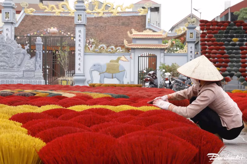 Les bâtons d’encens de Quang Phu Cau sont non seulement appréciés par les clients nationaux, mais également exportés vers de nombreux marchés à travers le monde, comme la Chine, l’Inde et la Malaisie. Photo: daidoanket.vn.
