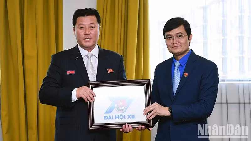 Rencontre entre le premier secrétaire de l’Union de la jeunesse communiste Hô Chi Minh, Bùi Quang Huy (à droite), et son homologue nord-coréen, Mun Chol, le 3 mars à Sotchi, en Russie, en marge du Festival mondial de la jeunesse 2024. Photo : NDEL.