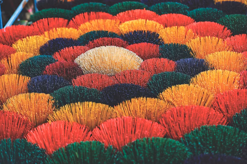 Grappes d’encens aux couleurs vives.