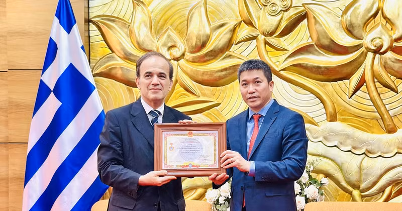 Le président de l'Union des organisations d'amitié du Vietnam (VUFO), Phan Anh Son (à droite), remet l’Insigne "Pour la paix et l'amitié entre les peuples" à l'ambassadeur de Grèce au Vietnam Georgios Stilianopoulos. Photo : VNA.