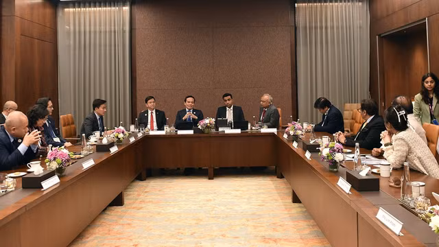 Séance de travail entre le Vice-PM vietnamien, Trân Luu Quang, et des responsables du groupe indien Adani, spécialisé dans les investissements en matière d’infrastructures et d’énergie. Photo : baochinhphu.vn.