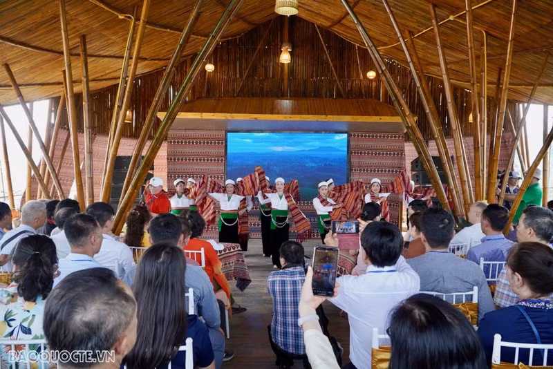 La délégation de Viêt kiêu a eu l'occasion de déguster des spectacles artistiques imprégnés de l’identité culturelle de l'ethnie Muong, dans la province de Phu Tho. Photo: baoquocte.vn. La délégation de Viêt kiêu a eu l'occasion de déguster des spectacles artistiques imprégnés de l’identité culturelle de l'ethnie Muong, dans la province de Phu Tho. Photo: baoquocte.vn.
