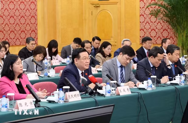 Le Président de l'AN vietnamienne, Vuong Dinh Huê, travaille avec les dirigeants de la SHFTZ. Photo : VNA. Le Président de l'AN vietnamienne, Vuong Dinh Huê, travaille avec les dirigeants de la SHFTZ. Photo : VNA.
