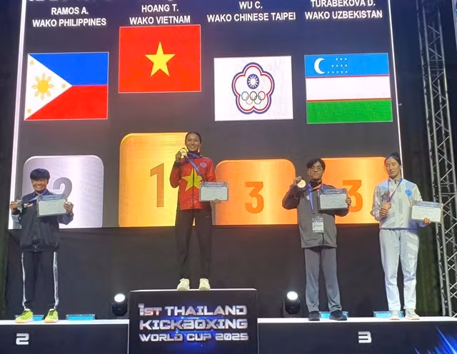 Hoàng Thi Thuy Giang du Vietnam triomphe dans la catégorie de light contact féminin de - 50 kg de la Coupe du monde de kickboxing en Thaïlande. Photo : VNA. Hoàng Thi Thuy Giang du Vietnam triomphe dans la catégorie de light contact féminin de - 50 kg de la Coupe du monde de kickboxing en Thaïlande. Photo : VNA.