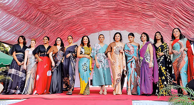 Représentation des costumes traditionnels sri-lankais avec la participation des diplomates étrangers. Photo: baoquocte.vn.