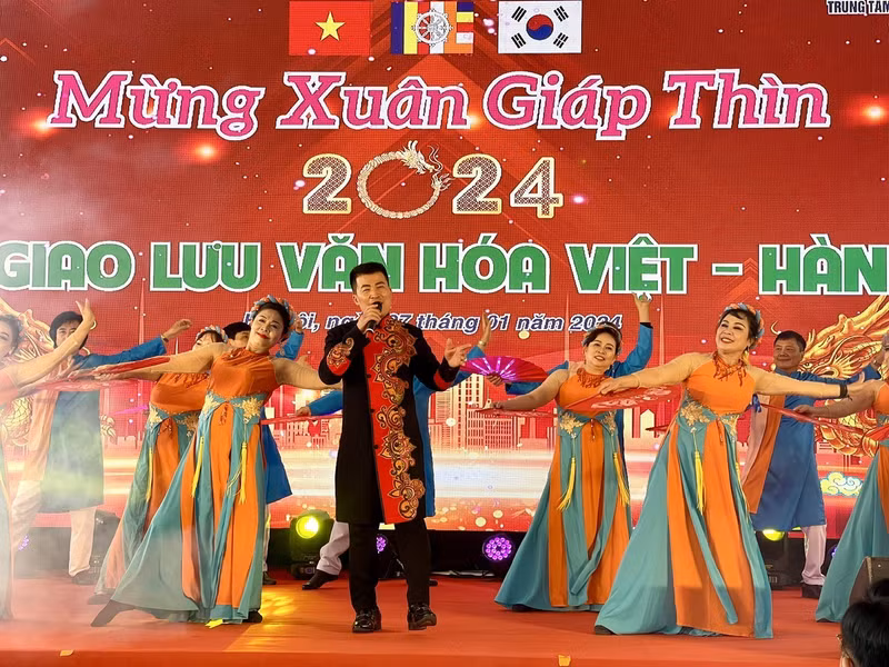 Un numéro artistique lors de l'Échange culturel Vietnam – République de Corée, le 7 janvier à Hanoi. Photo : thoidai.vn