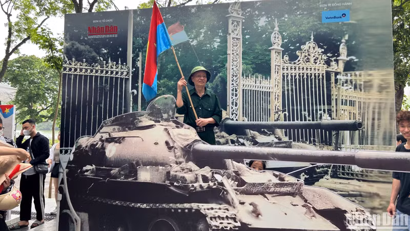L'exposition est comme un pont reliant le passé au présent, l’histoire vietnamienne aux jeunes. Photo : NDEL.