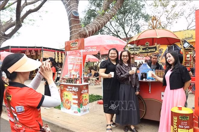 Des visiteurs à la Foire d'exposition du café et des produits OCOP. Photo : VNA.