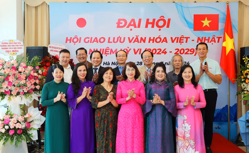 Le nouveau comité exécutif de l'Association d'échanges culturels Vietnam – Japon pour le mandat 2024 – 2029. Photo: icd.gov.vn