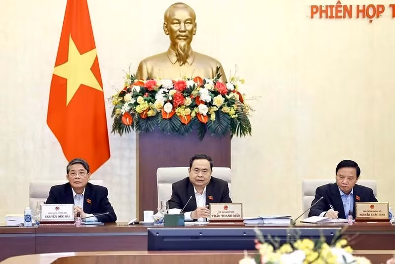 Le président de l’AN vietnamienne Tran Thanh Man (au centre), lors de l'ouverture de la 42ᵉ réunion du Comité permanent de l'AN, le 5 février à Hanoï. Photo : VNA 