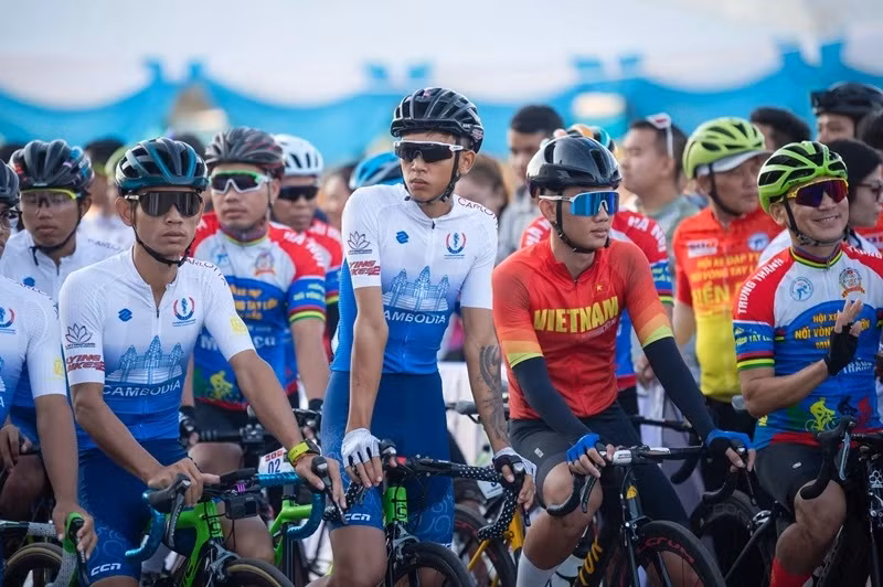 Avec un parcours de 35,2 km, la course réunit 45 jeunes cyclistes vietnamiens, laotiens et cambodgiens.