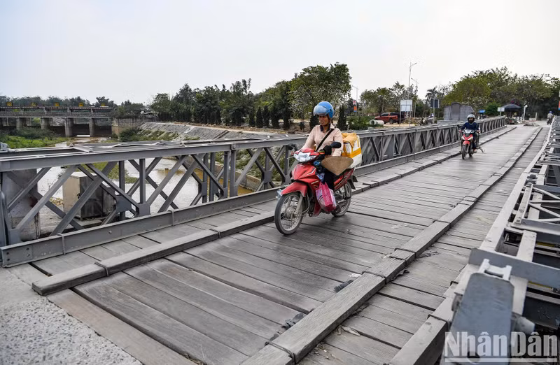 Il est impossible de ne pas mentionner le pont Muong Thanh enjambant le fleuve de Nâm Rôn, qui fut baptisé pont Prenley par les Français. C’est un ouvrage fabriqué et transporté depuis la France pour l’assemblage à Diên Biên Phu. Long de 40 m et large de 5 m, ce pont a servi d’accès au camp ennemi durant la bataille. 70 ans après, ce pont est encore intact.
