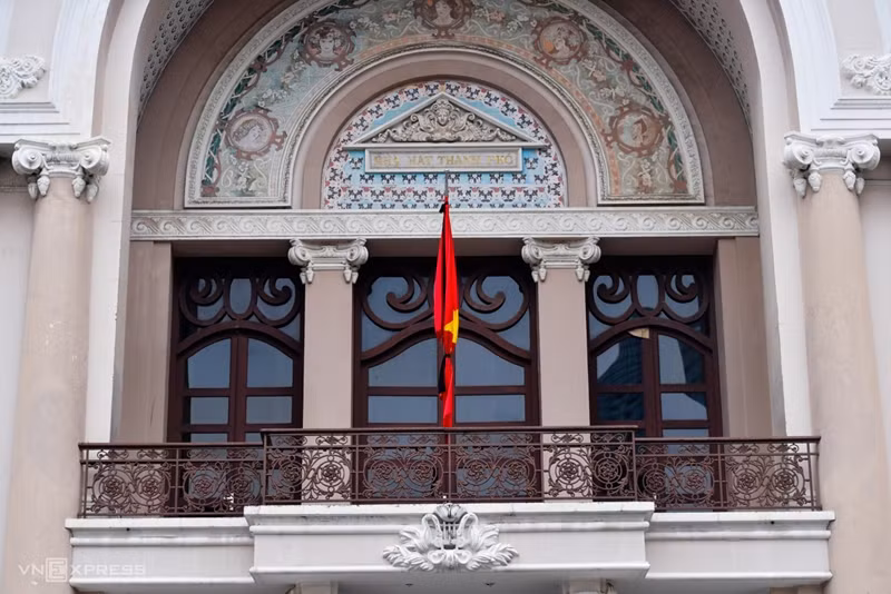À Hô Chi Minh-Ville, les drapeaux sont en berne au Théâtre municipal et dans certains bâtiments de la rue Le Duan, arrondissement 1.