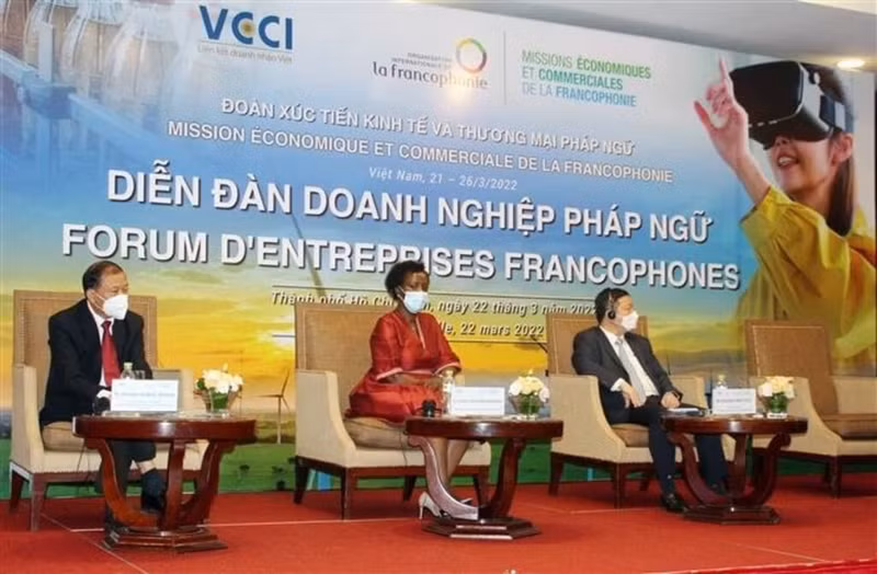La secrétaire générale de la Francophonie, Louise Mushikiwabo (centre), au Forum d'entreprises francophones, à Hô Chi Minh-Ville le 22 mars 2022. Photo: VNA. La secrétaire générale de la Francophonie, Louise Mushikiwabo (centre), au Forum d'entreprises francophones, à Hô Chi Minh-Ville le 22 mars 2022. Photo: VNA.