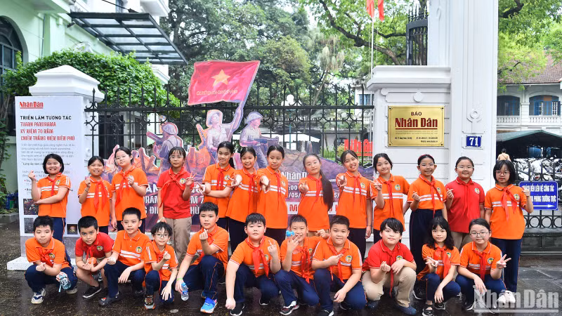 Les élèves en CM1 de l'école primaire Trang An de Hanoï ont eu l'occasion de découvrir la Victoire de Diên Biên Phu lors de l'exposition panoramique interactive sur cette victoire historique de l'armée et du peuple vietnamiens au siège du journal Nhân Dân, le 7 mai. Photo: NDEL.