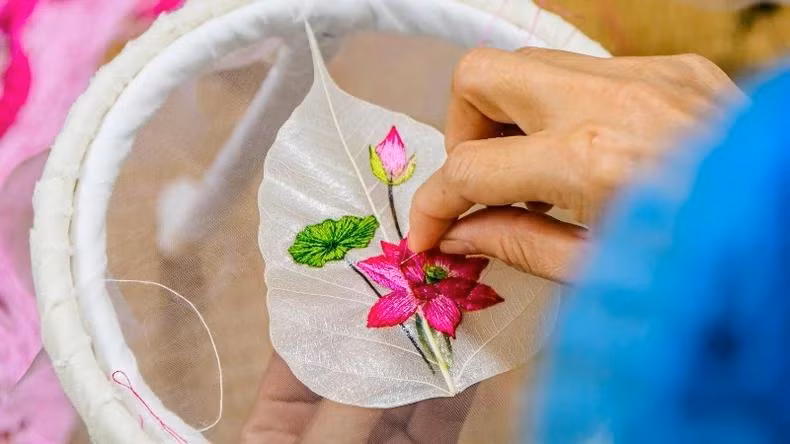 Grâce à leurs mains habiles et talentueuses, les artisans de Gia Sinh ont insufflé une âme à la feuille de Bodhi et créé des œuvres d’art uniques et admirables. Photo : NDEL