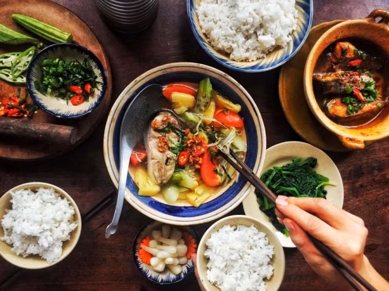 La soupe aigre-douce de poisson (canh chua cá) et le poisson braisé au caramel (cá kho tộ) se consomment souvent avec du riz.