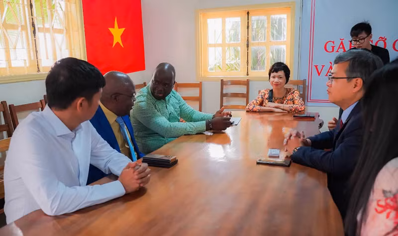 L’ambassadeur vietnamien en Angola, Duong Chinh Chuc, a profité de cette occasion pour demander au gouvernement angolais et aux autorités locales de créer les meilleures conditions possibles aux activités de l’Association des hommes d’affaires vietnamiens en Angola. Photo: baoquocte.vn.