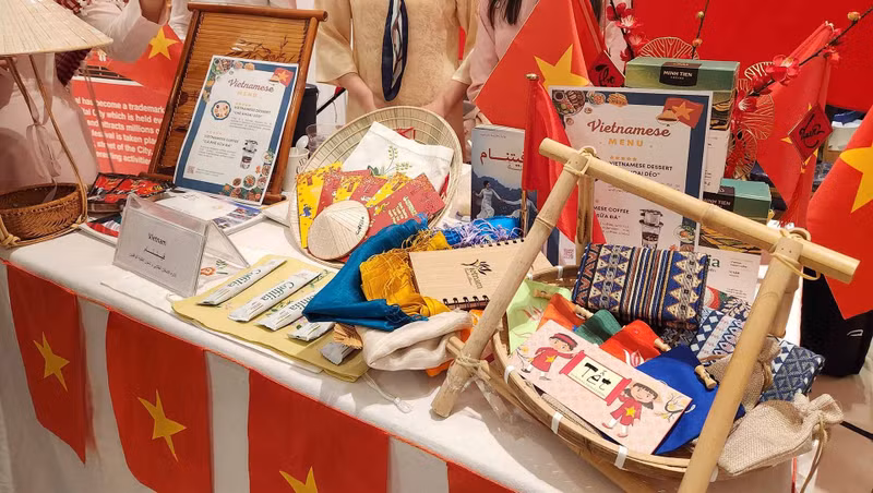 Les visiteurs ont l'occasion de découvrir les produits artisanaux, la culture traditionnelle et la gastronomie du Vietnam. Photo : baoquocte.vn Les visiteurs ont l'occasion de découvrir les produits artisanaux, la culture traditionnelle et la gastronomie du Vietnam. Photo : baoquocte.vn