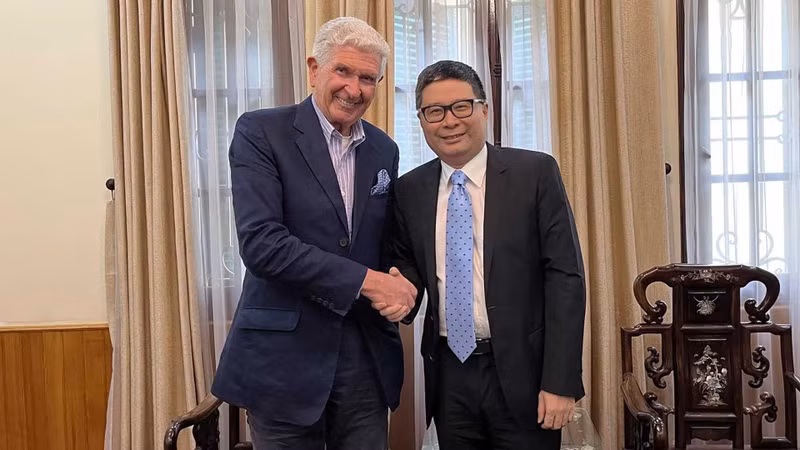 Le directeur du Département consulaire du ministère vietnamien des Affaires étrangères, Doan Hoang Minh (à droite), et le consul honoraire du Vietnam à Antwerp, au Royaume de Belgique, Joseph-Michel de Grand Ry, le 15 avril à Hanoi. Photo: baoquocte.vn.
