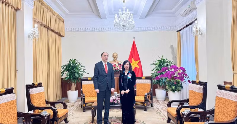 La vice-ministre Le Thi Thu Hang et l'ambassadeur d'Arménie au Vietnam, Suren Baghdasaryan. Photo : ministère vietnamien des Affaires étrangères. 