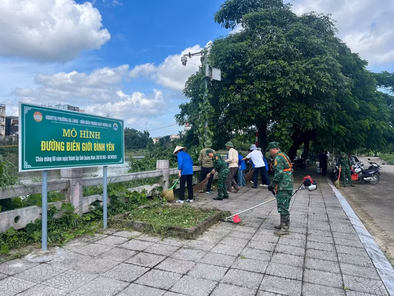 Le modèle de « frontière paisible » a contribué à établir des zones résidentielles « lumineuse, verte, propre et belle » et à sensibiliser la population à la garantie de la sécurité frontalière. Photo : baoquangninh.vn.