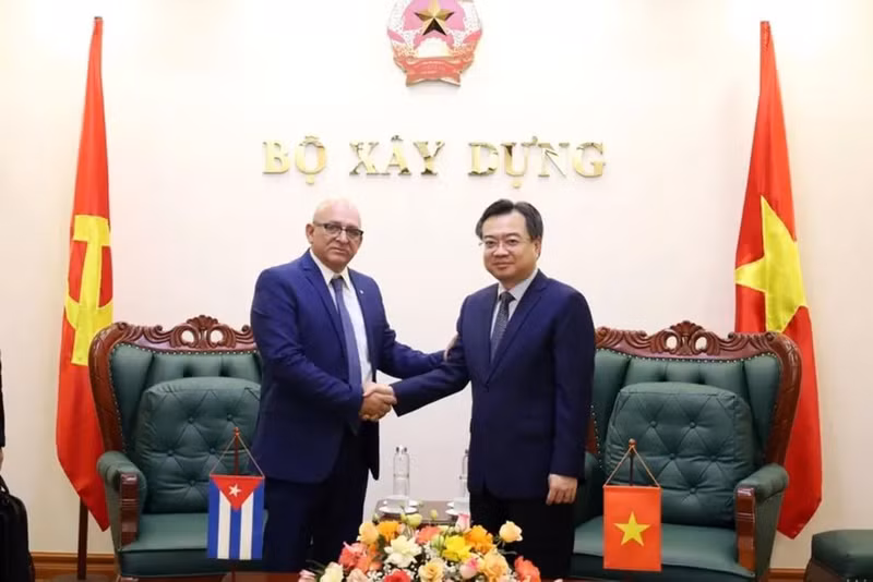 Le ministre vietnamien de la Construction, Nguyen Thanh Nghi (à droite), et son homologue cubain René Mesa Villafana. Photo : VNA.