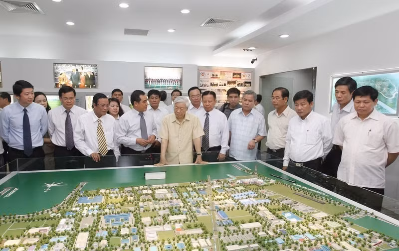 Le Secrétaire général Nguyên Phu Trong visite le parc industriel Vietnam-Singapour I (VSIP I) dans la province de Binh Duong, le 13 avril 2013. Photo : VNA.