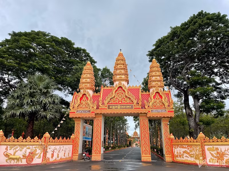 La porte d’entrée est décorée de remarquables motifs en bas-relief khmers. La plaque portant le nom de la pagode représentant une tour au sommet pointu, la forme architecturale d’Angkor, et l’image du Bouddha en assise au centre, au-dessous duquel figurent les deux oiseaux mythiques Krut et deux serpents à cinq têtes. Photo: VOV.
