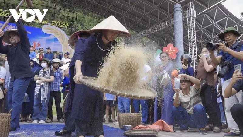 Le festival, qui dure jusqu'à fin octobre, est une bonne opportunité pour Bac Son de promouvoir son tourisme, ses particularités culturelles et sa tradition historique révolutionnaire auprès des touristes nationaux et étrangers. Photo : VOV. Le festival, qui dure jusqu'à fin octobre, est une bonne opportunité pour Bac Son de promouvoir son tourisme, ses particularités culturelles et sa tradition historique révolutionnaire auprès des touristes nationaux et étrangers. Photo : VOV.