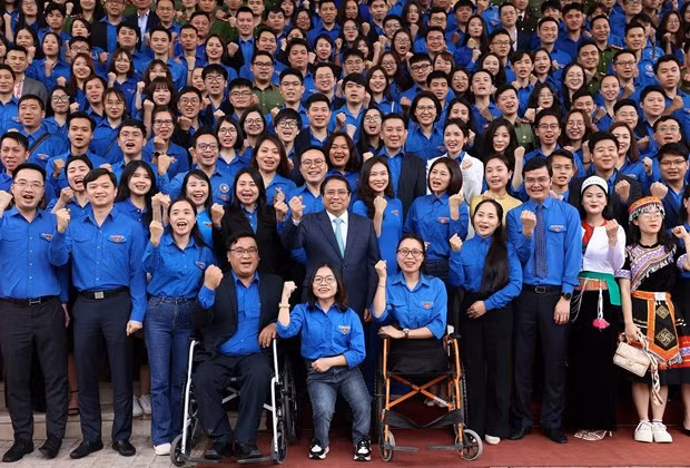 Le PM vietnamien Pham Minh Chinh et des représentants de la jeunesse. Photo : VNA.