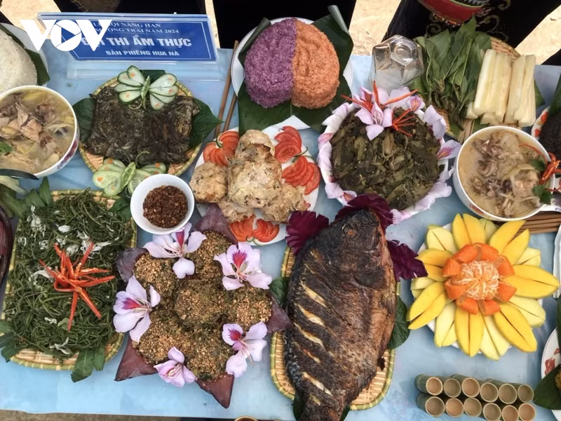 Les visiteurs ont l'occasion de déguster des plats typiques de la commune montagneuse de Muong Trai. Photo: VOV.