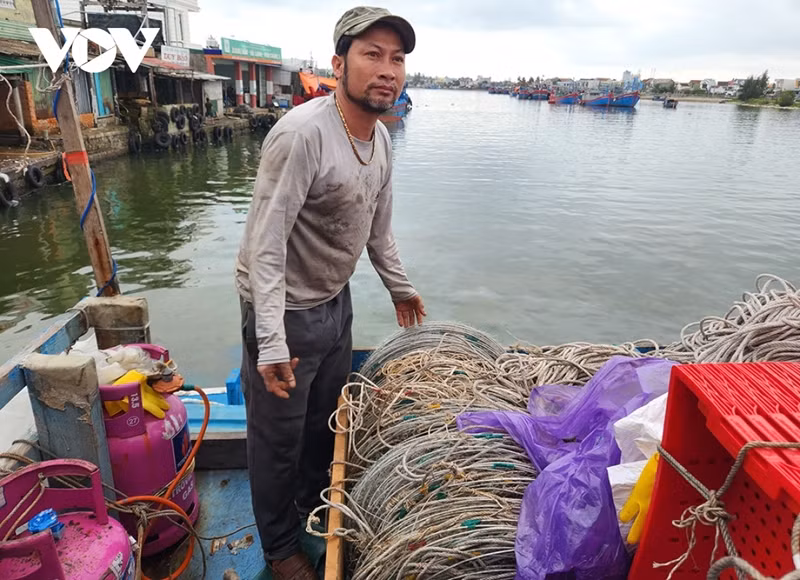 Nguyên Thoi, de la commune de Binh Châu, est en train de préparer ses engins de pêche pour repartir en mer dans l’archipel de Hoàng Sa. Photo : VOV. Nguyên Thoi, de la commune de Binh Châu, est en train de préparer ses engins de pêche pour repartir en mer dans l’archipel de Hoàng Sa. Photo : VOV.
