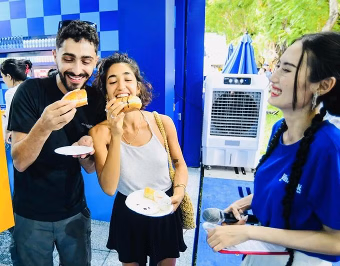 Le « bánh mì » est bien apprécié des touristes étrangers. Photo: SGGP.